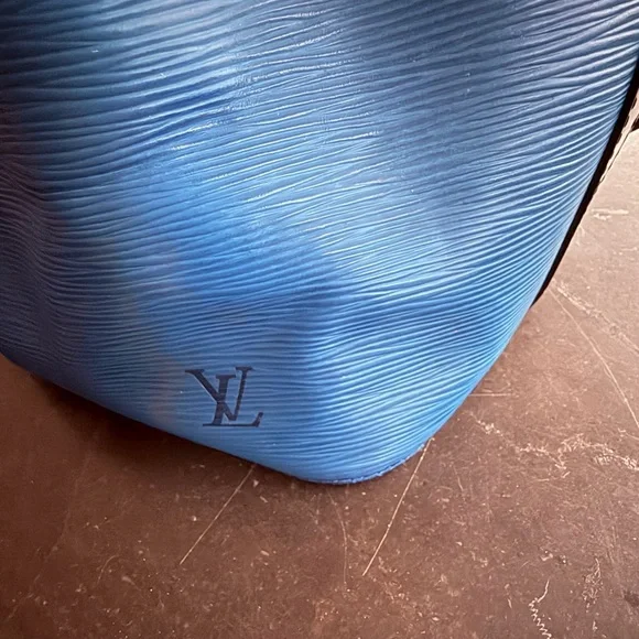 SUNDAY PRICE DROP! Louis Vuitton Blue Epi Leather Drawstring Hobo Bag - Picture 3 of 12